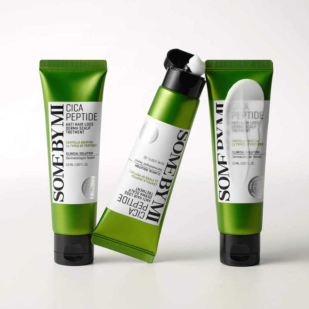 Três tubos de SOME BY MI Cica Peptide Anti Hair Loss Derma Scalp Treatment em verde e branco, com um tubo aberto com creme branco visível.