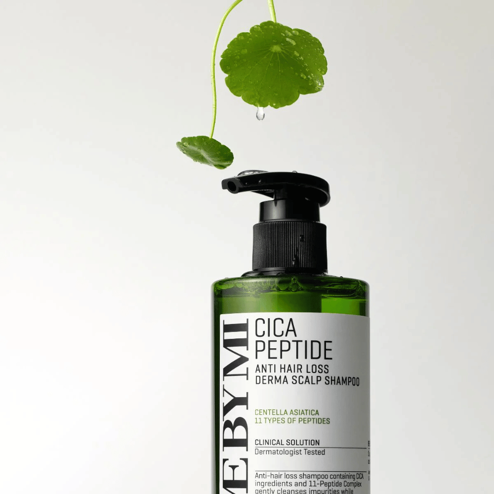 Garrafa com SOME BY MI Cica Peptide Anti Hair Loss Derma Scalp Shampoo em verde com bomba preta e rótulo branco, cercada por folhas de centelha e uma gota de água.