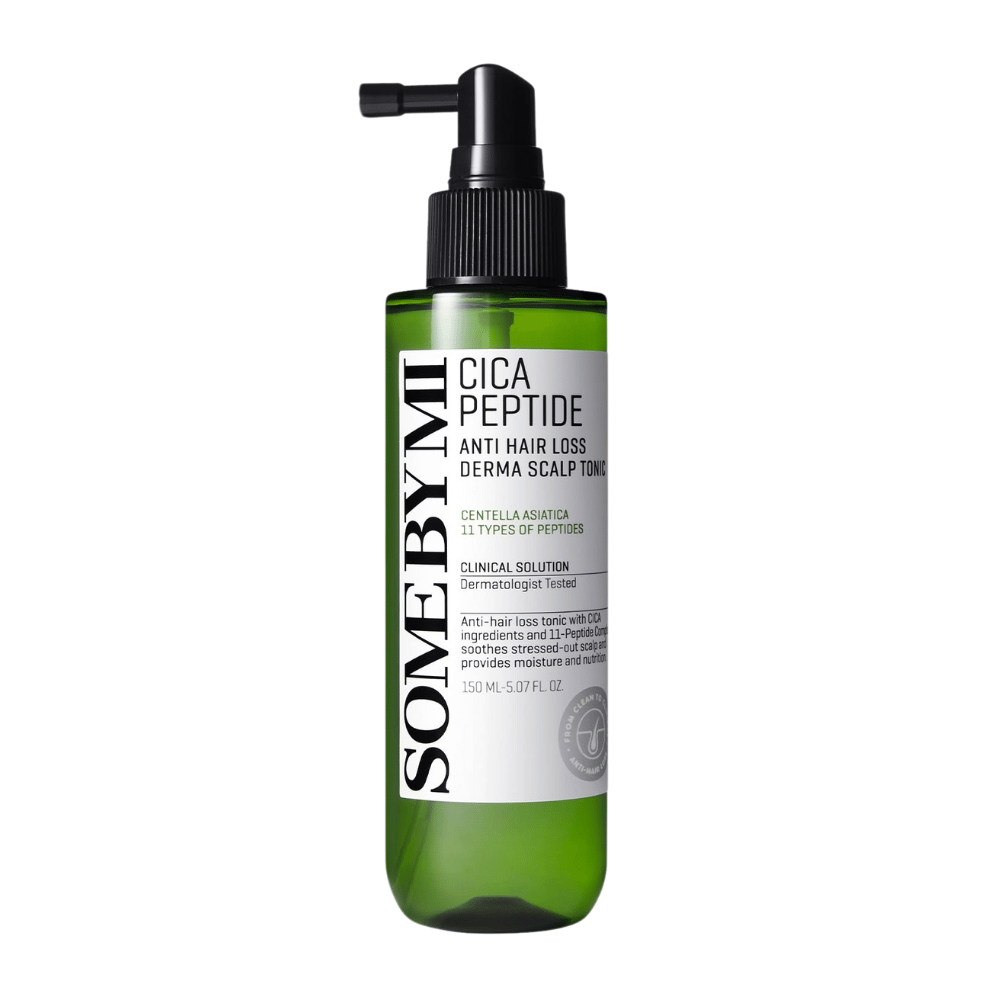 SOME BY MI Cica Peptide Anti Hair Loss Derma Scalp Tonic em garrafa verde com bico de spray preto e rótulo branco, mostrada contra fundo branco.