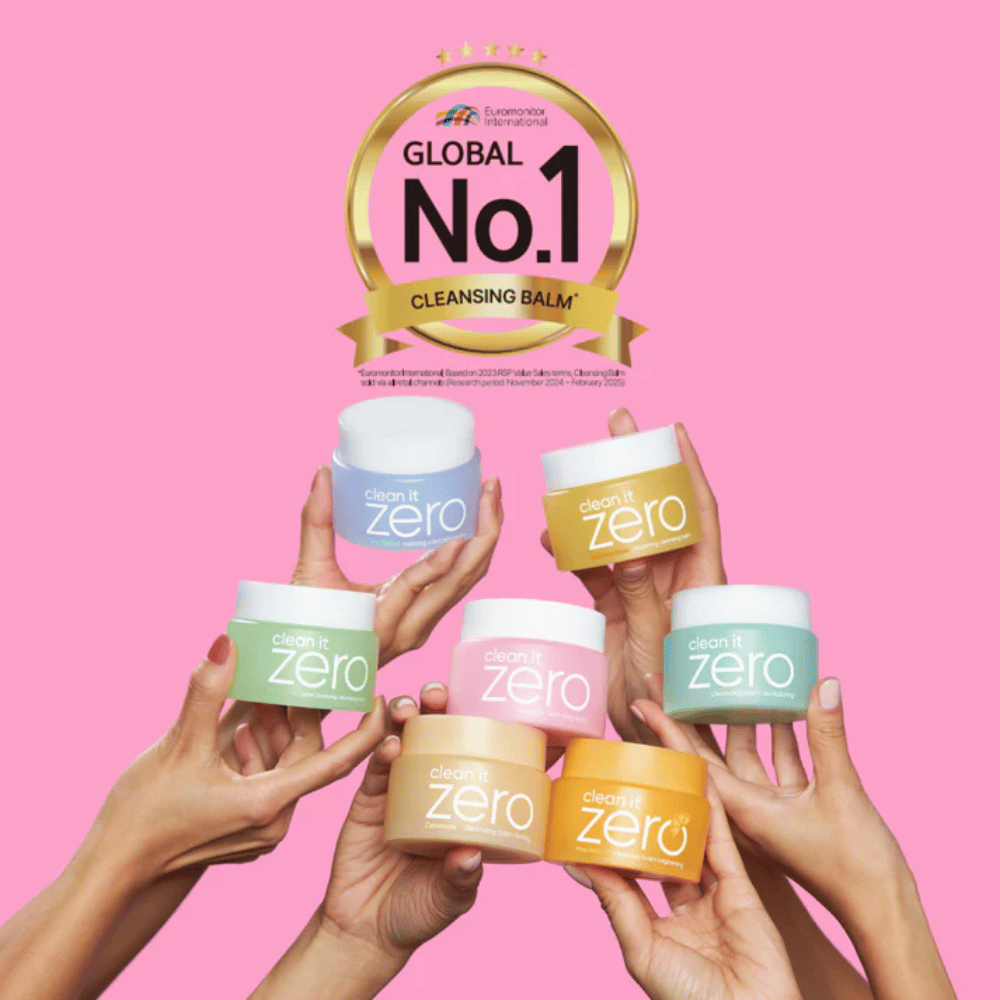 Bálsamos de limpeza Clean It Zero em várias variantes mantidos juntos com a marcação Global No.1 Cleansing Balm, limpeza coreana popular para todos os tipos de pele.