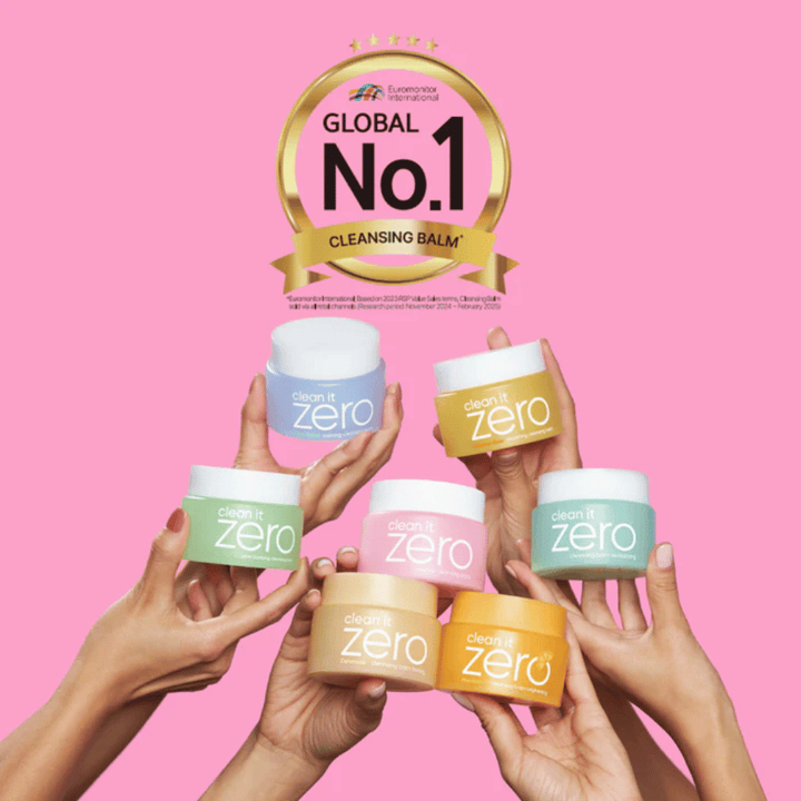 Bálsamos de limpeza Clean It Zero em várias variantes mantidos juntos com a marcação Global No.1 Cleansing Balm, limpeza coreana popular para todos os tipos de pele.