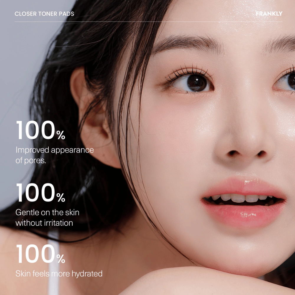 Mulher com FRANKLY Closer Toner Pads mostra resultados: 100% melhora na estrutura dos poros, 100% pele hidratada e 100% sem irritação.