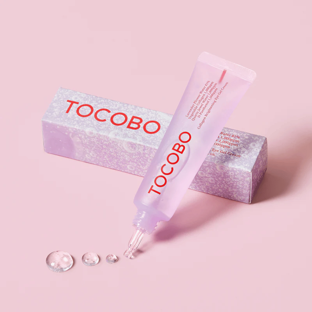 A imagem mostra um produto de TOCOBO, que é um "Collagen Brightening Eye Gel Cream". A embalagem é rosa com um gel transparente que sai do tubo. O produto parece ser destinado a iluminar e hidratar a área ao redor dos olhos.