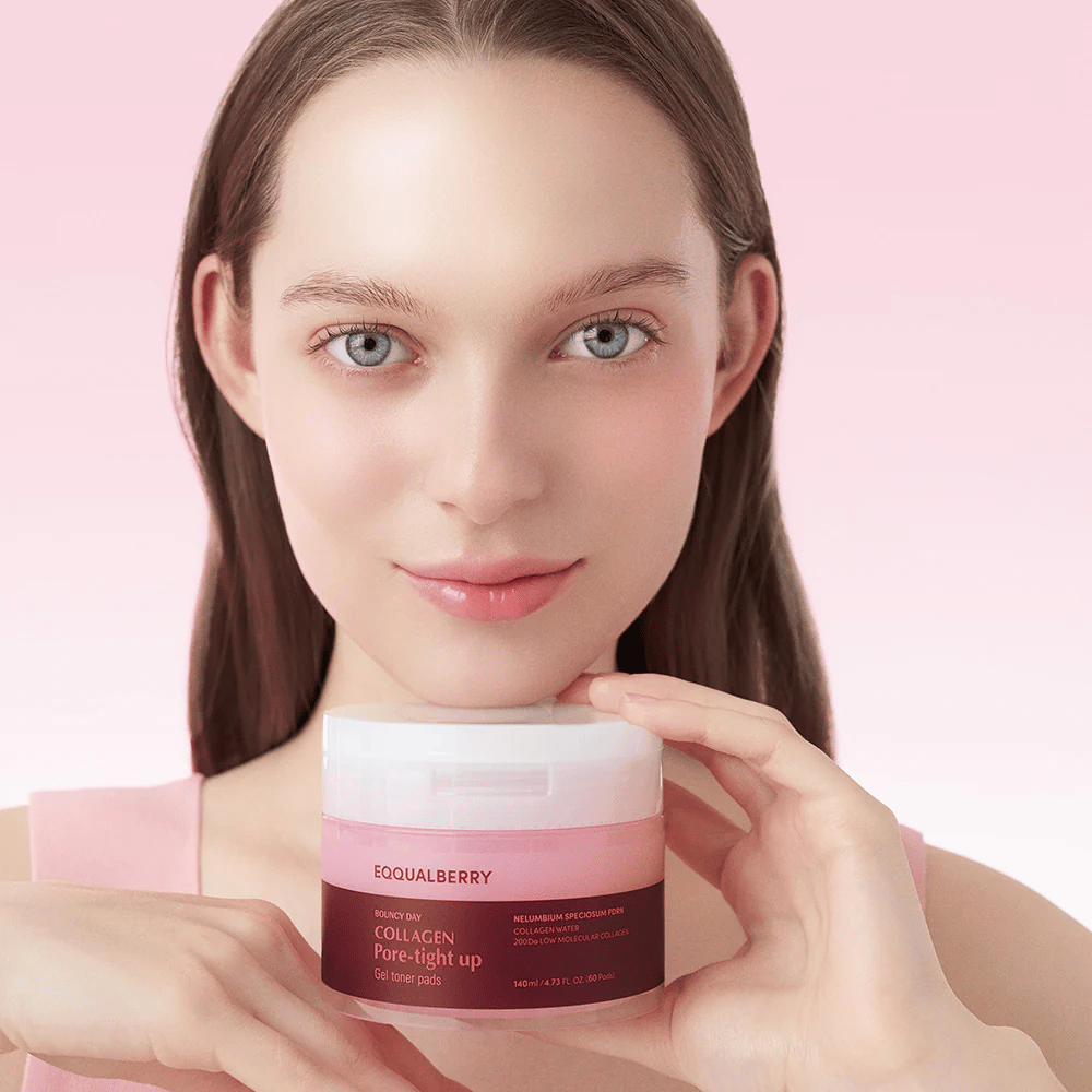 Uma mulher segura um frasco Collagen Pore-Tight Up Gel Toner Pads, com um fundo rosa e um sorriso. O frasco é marcado com o nome do produto e contém discos de toner para melhorar a firmeza da pele e reduzir o tamanho dos poros.