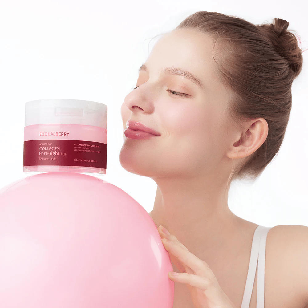 Uma mulher está com uma bola rosa e um frasco Collagen Pore-Tight Up Gel Toner Pads, enquanto sorri e segura o frasco perto do rosto. O frasco é marcado com o nome do produto e contém discos de toner que ajudam a firmar a pele e reduzir o tamanho dos poros.