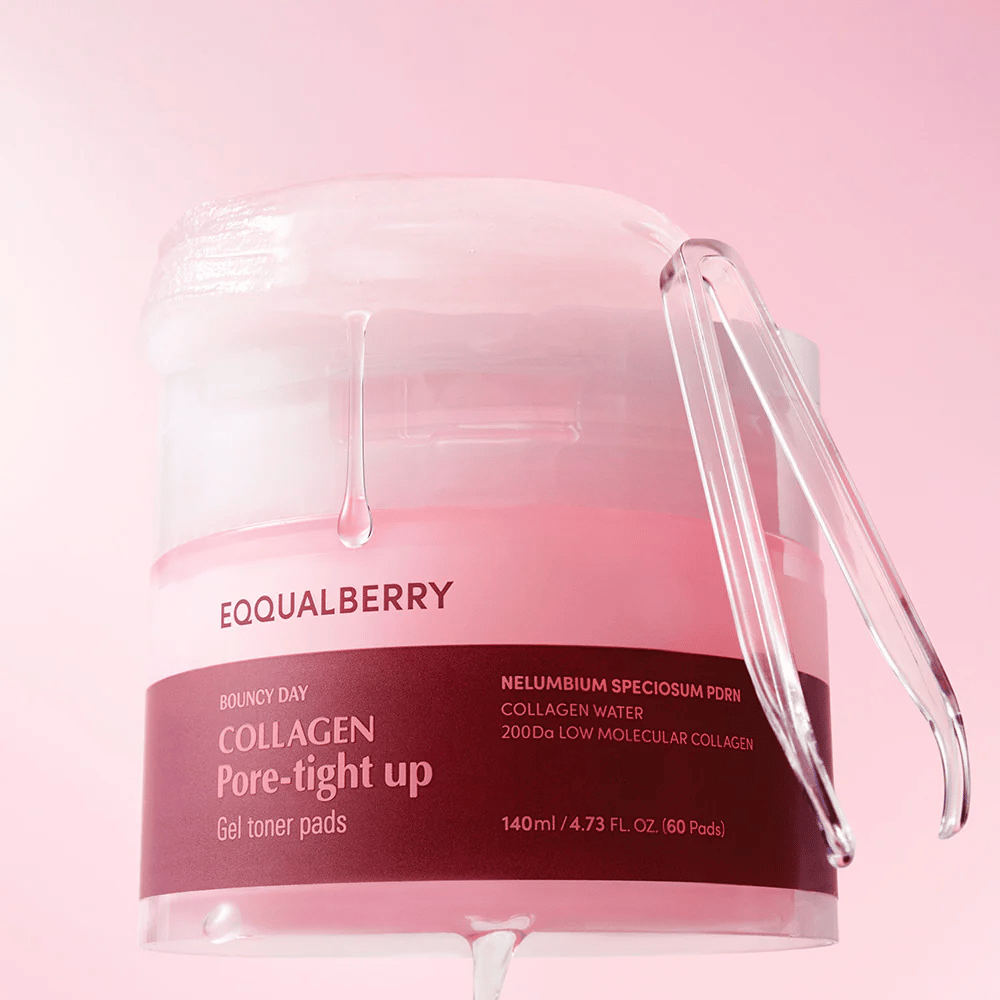 Uma embalagem de Collagen Pore-Tight Up Gel Toner Pads, com um tom rosa e ingredientes ativos como colágeno e Nelumbium Speciosum. O produto mostra como o gel da máscara goteja da borda do frasco.