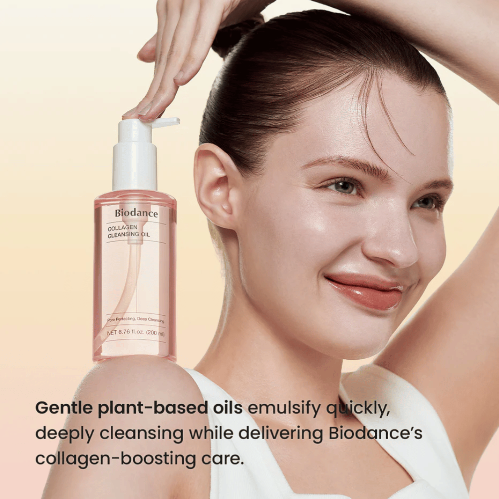 Mulher sorridente com pele brilhante usando Biodance Collagen Cleansing Oil. O produto é mostrado claramente com texto sobre óleos vegetais e limpeza que apoia o colágeno.