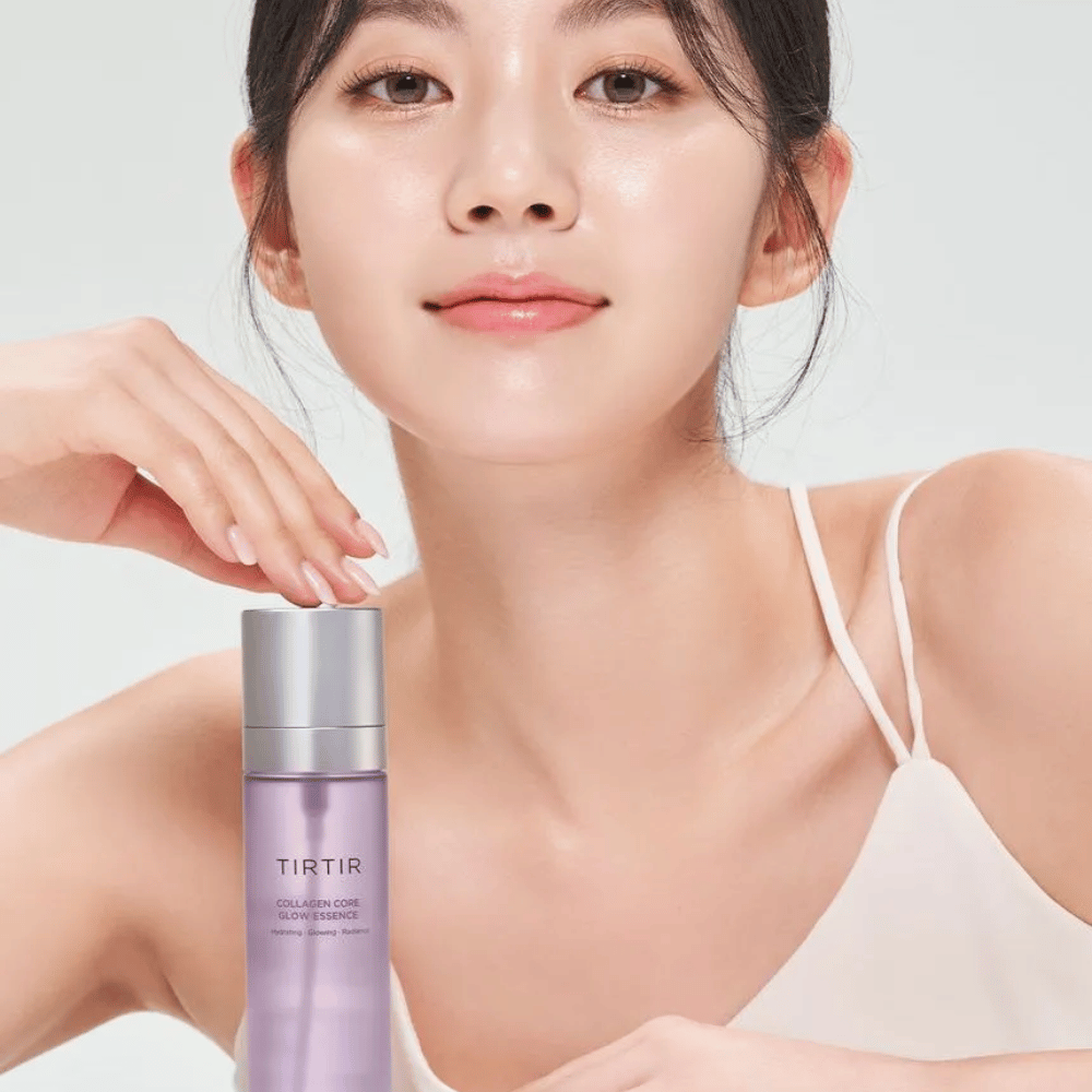 Mulher com pele radiante posa com TIRTIR Collagen Core Glow Essence – uma essência iluminadora para uma pele mais firme e hidratada.