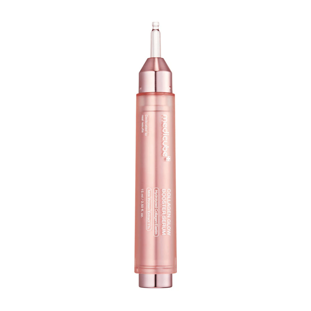 Medicube Collagen Glow Booster Serum é um produto avançado de cuidados com a pele projetado para melhorar o brilho e a elasticidade da pele. A embalagem é elegante em rosa, o que destaca o foco do sérum em dar à pele um brilho jovem e radiante.