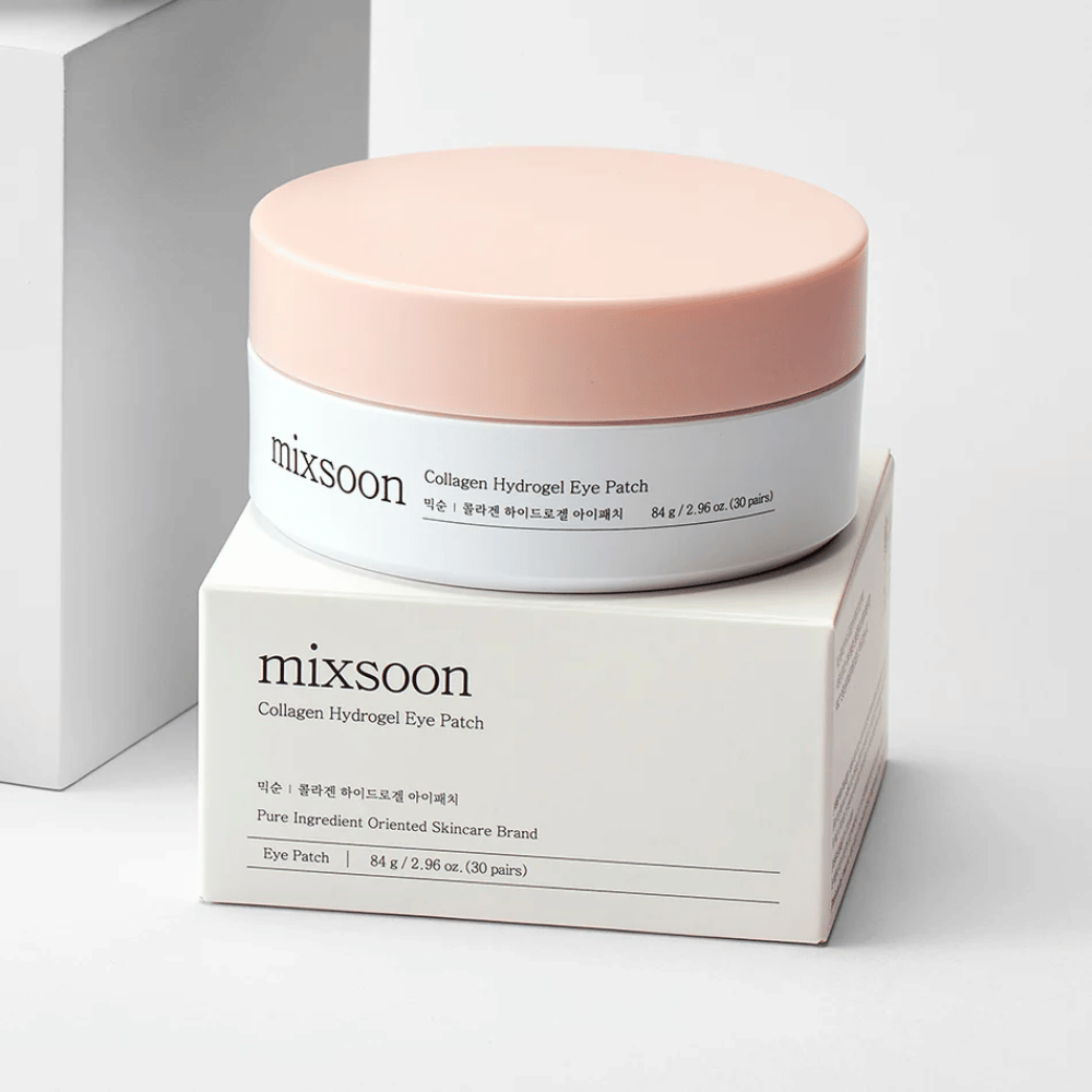Imagem de Mixsoon Collagen Hydrogel Eye Patch. O pote é rosa e branco e contém 84 g de adesivos para os olhos com colágeno. Está sobre uma caixa branca com texto que descreve o produto e seu conteúdo. O design é elegante e moderno, perfeito para cuidados com os olhos.