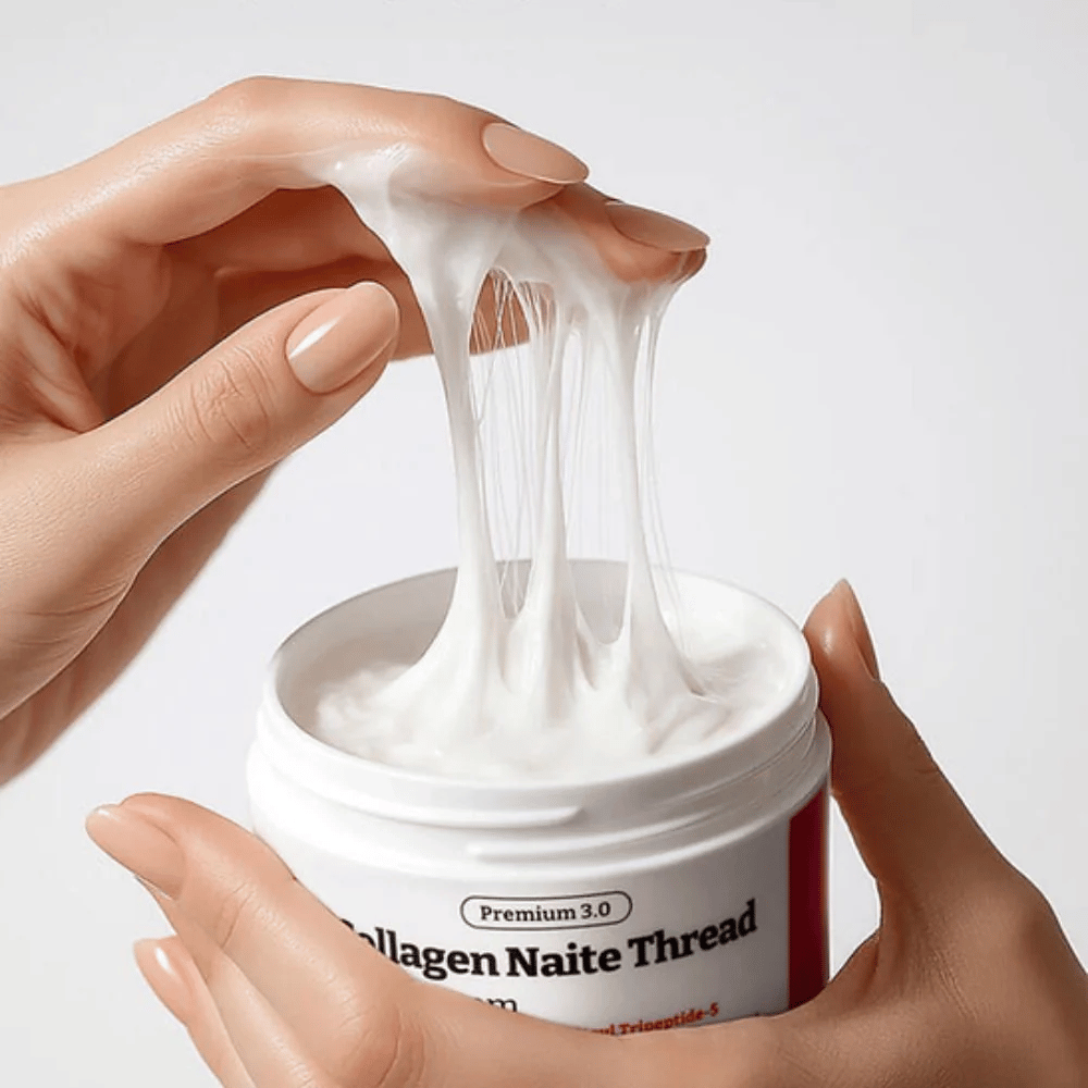 Close-up de MEDIPEEL Collagen Naite Thread Neck Cream Premium 3.0 mostrando a textura cremosa, elástica, com colágeno que proporciona hidratação intensa e pele mais firme no pescoço e linha do maxilar.