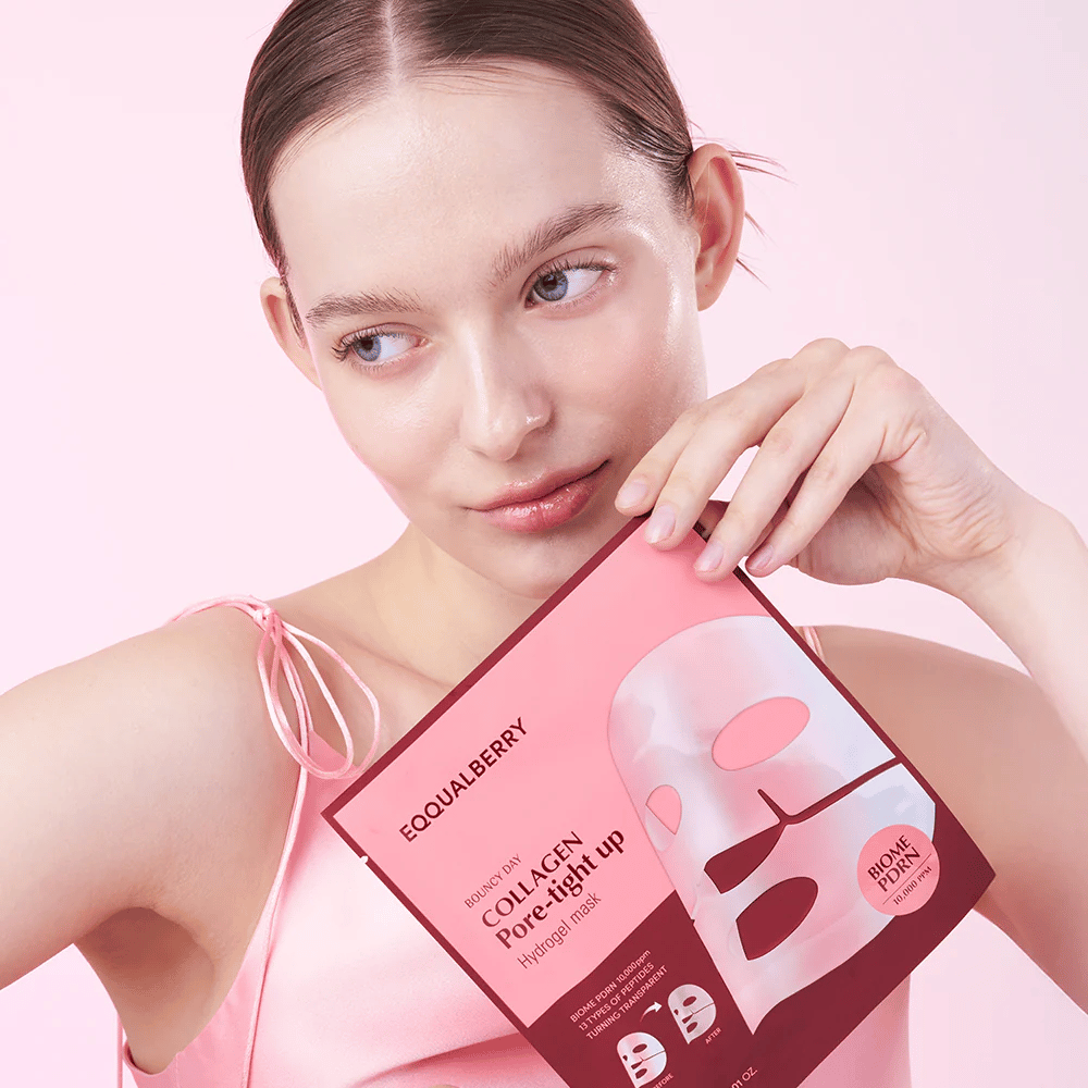 Uma mulher segura um pacote com a máscara facial Collagen Pore-tight Up Hydrogel Mask à sua frente, enquanto olha para o lado com uma pele natural e fresca.