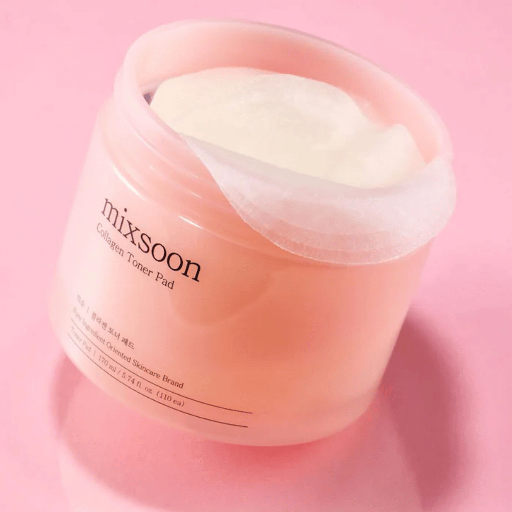 Mixsoon Collagen Toner Pad com 110 discos em um pote rosa, fotografado contra um fundo rosa.