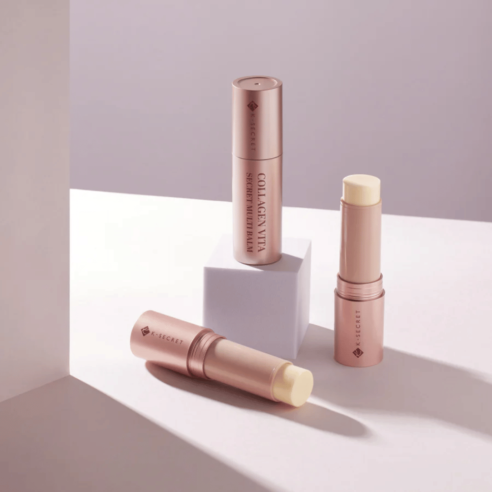 Tre K-Secret Collagen Vita Secret Multi Balm i olika positioner, både öppnade och stängda.