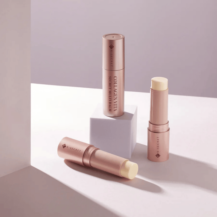 Tre K-Secret Collagen Vita Secret Multi Balm i olika positioner, både öppnade och stängda.