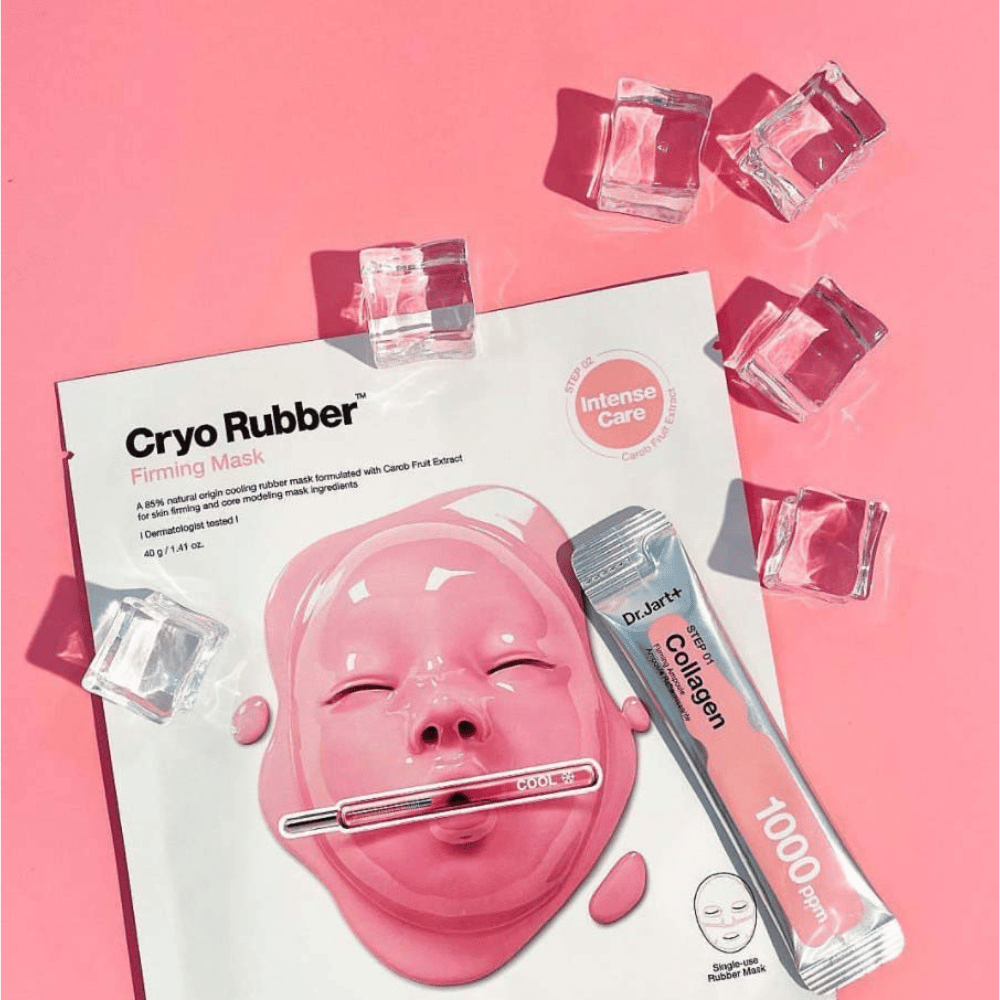 Uma imagem do produto Cryo Rubber™ Firming Mask de Dr.Jart+ cercada por cubos de gelo em um fundo rosa, junto com um tubo marcado "Colágeno 1000 ppm".