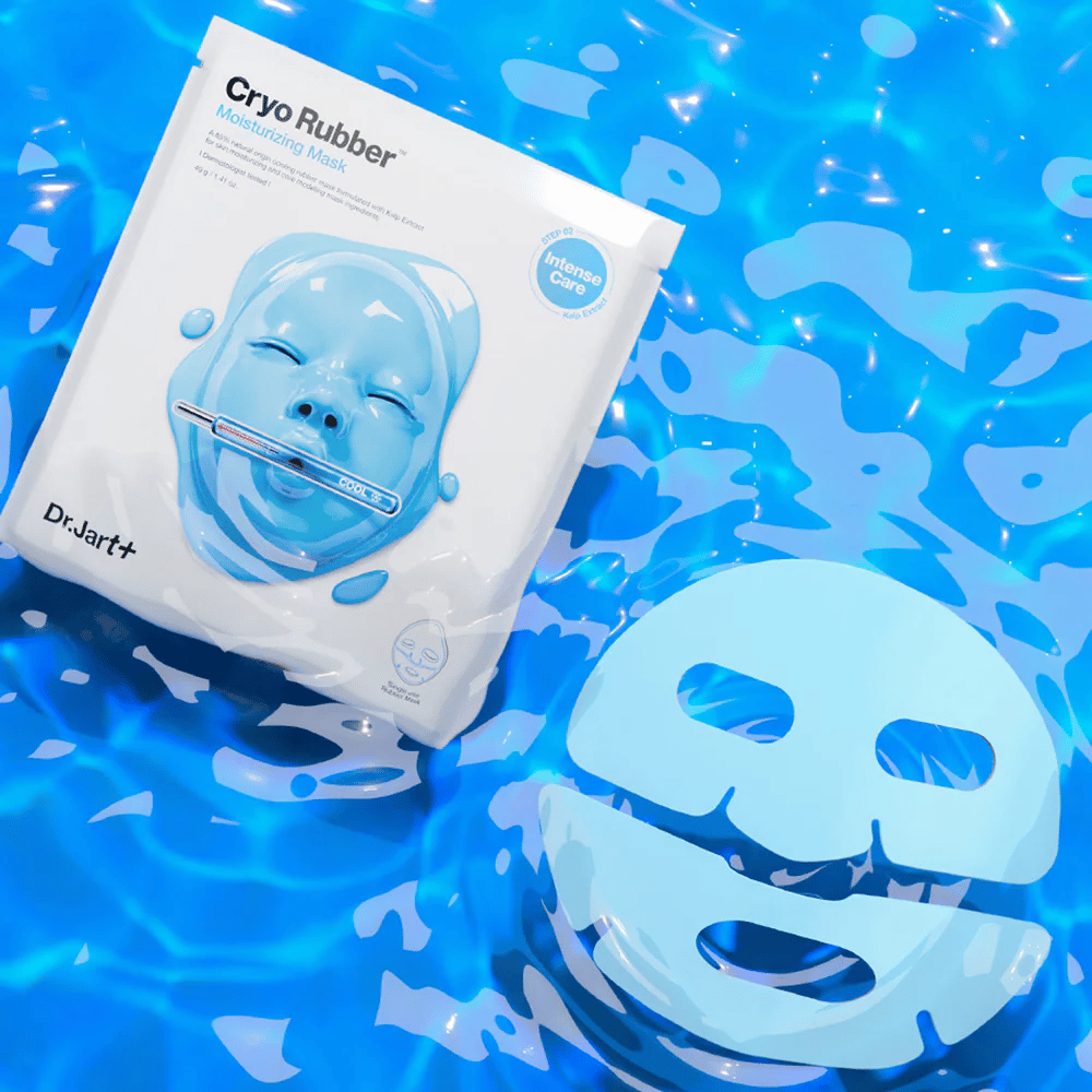 Dr.Jart+ Cryo Rubber Moisturizing Mask em embalagem azul está na superfície da água junto com a máscara de borracha azul. O produto é destacado como cuidado intensivo de hidratação.