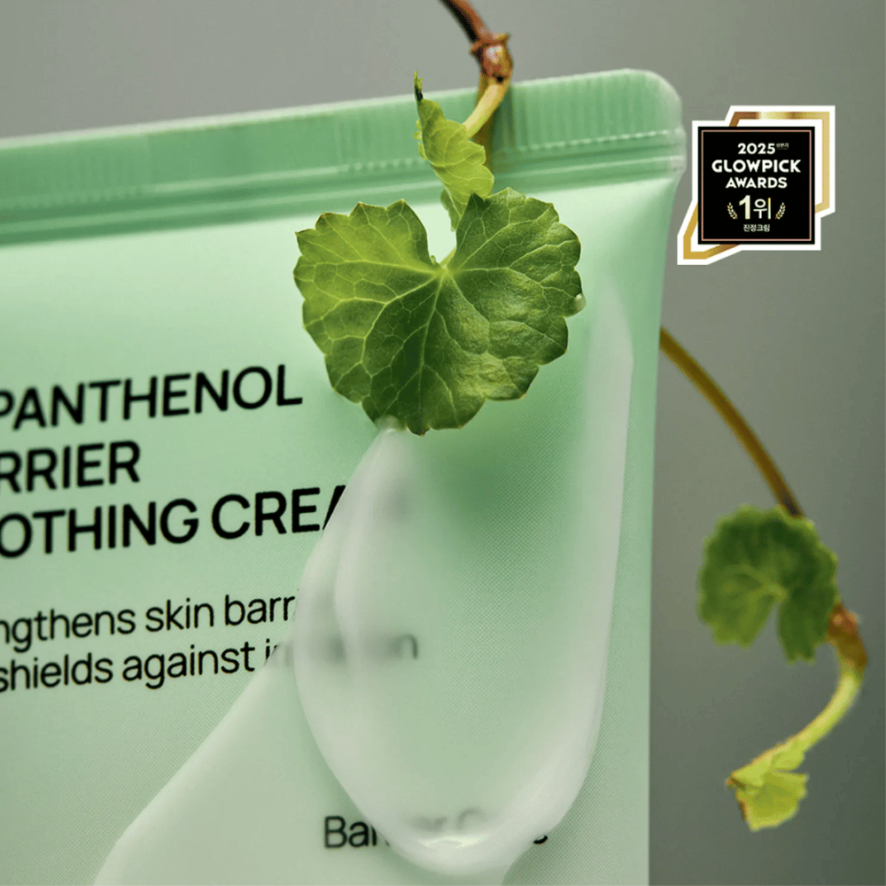 Jumiso D-Panthenol Barrier Soothing Cream com creme e planta verde, destacando ingredientes naturais.