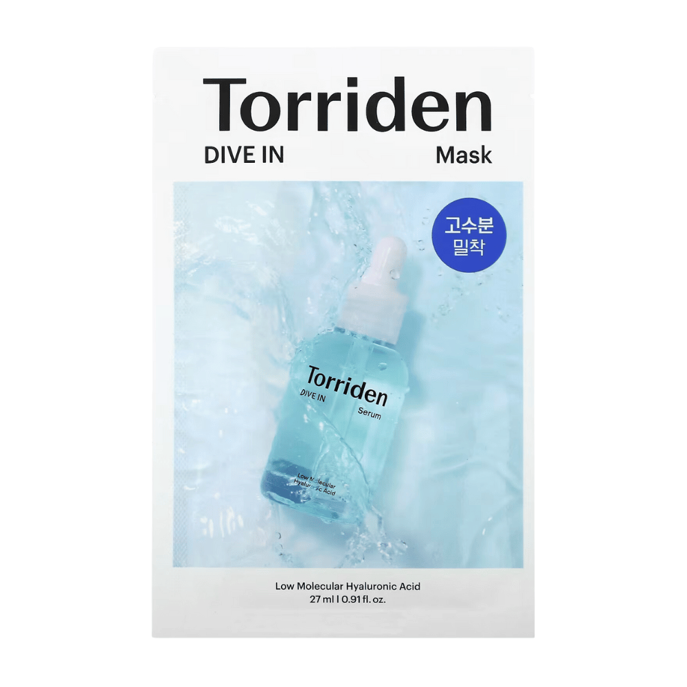 Embalagem da "Torriden Dive In Mask" com ácido hialurônico, fundo aquático.