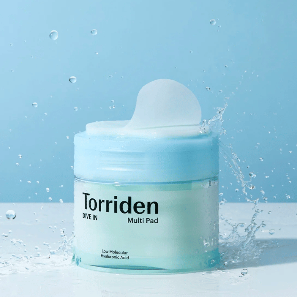 Torriden "DIVE IN Multi Pad" com gotas de água no ar contra fundo azul.