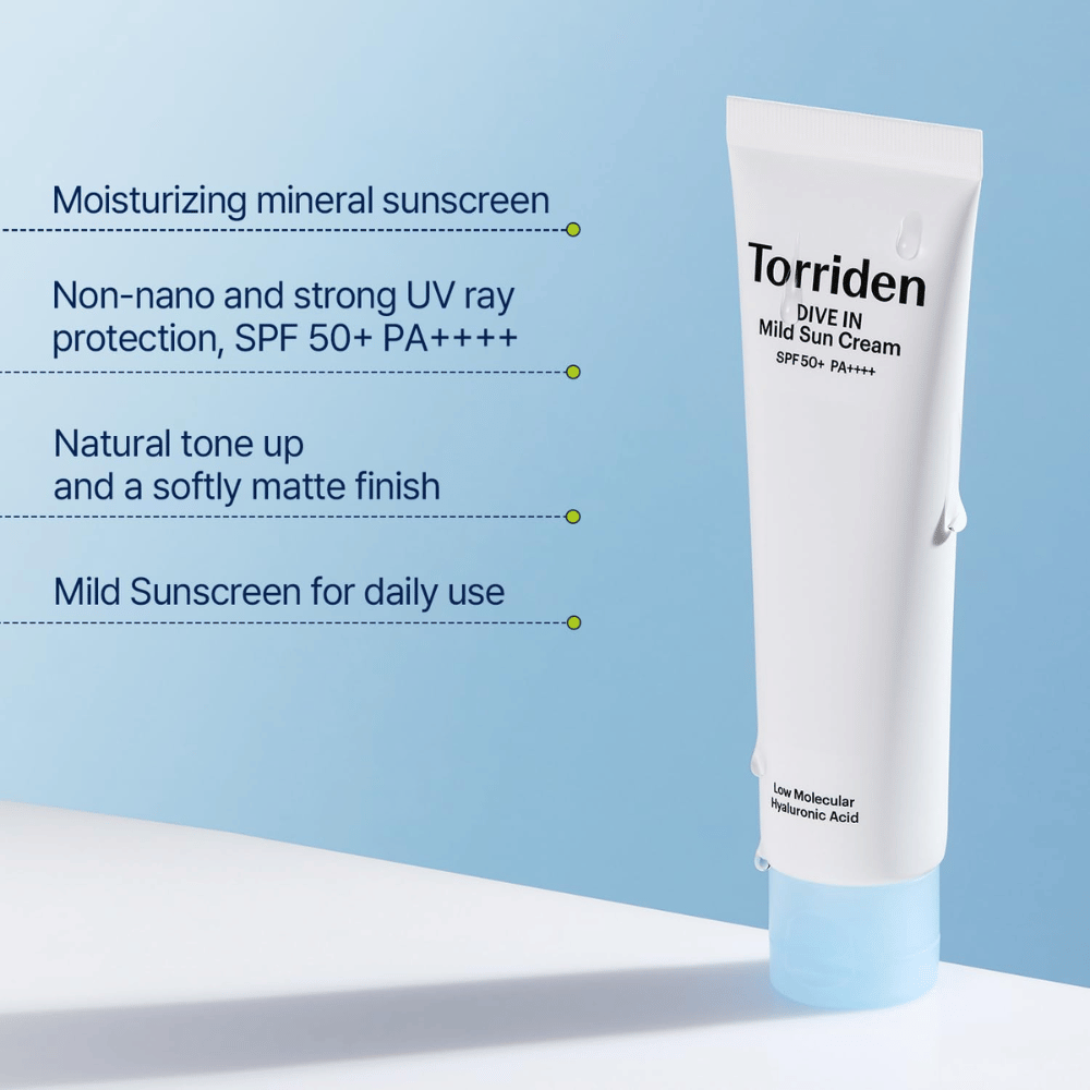 Uma embalagem em tubo do protetor solar está colocada na vertical sobre um fundo azul-claro, com texto que descreve características como SPF 50+, hidratação e uso diário.