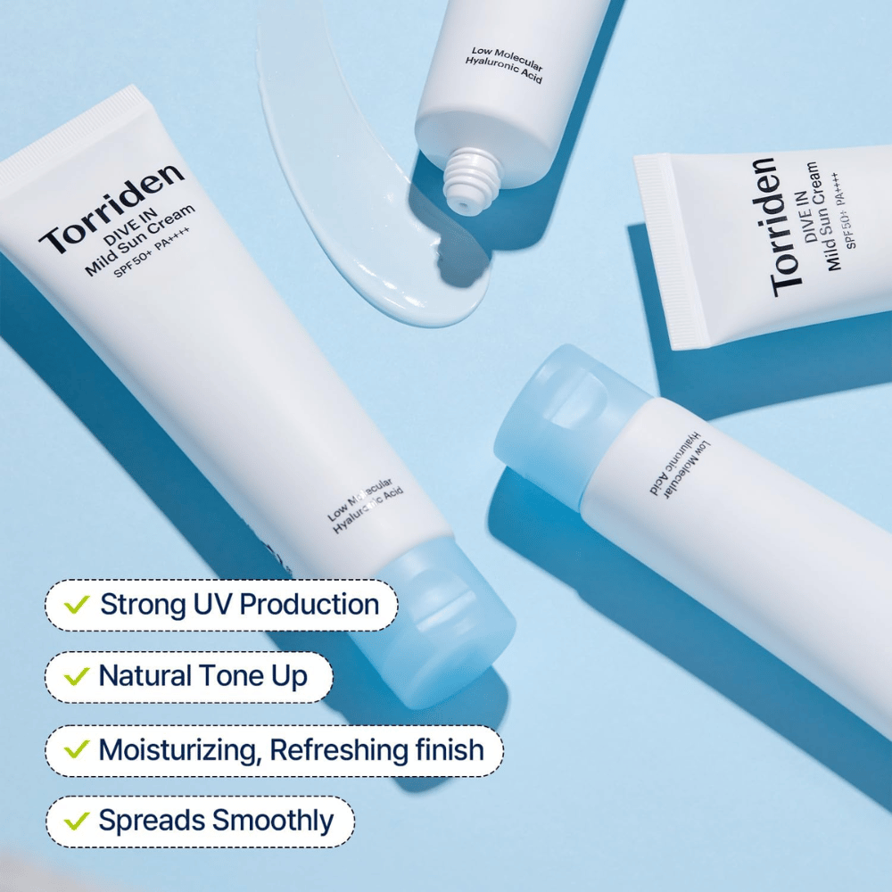 Várias embalagens em tubo de Torriden DIVE-IN Mild Sun Cream estão espalhadas sobre um fundo azul com um pouco de produto espalhado. O texto destaca benefícios como proteção UV, hidratação e aplicação uniforme.