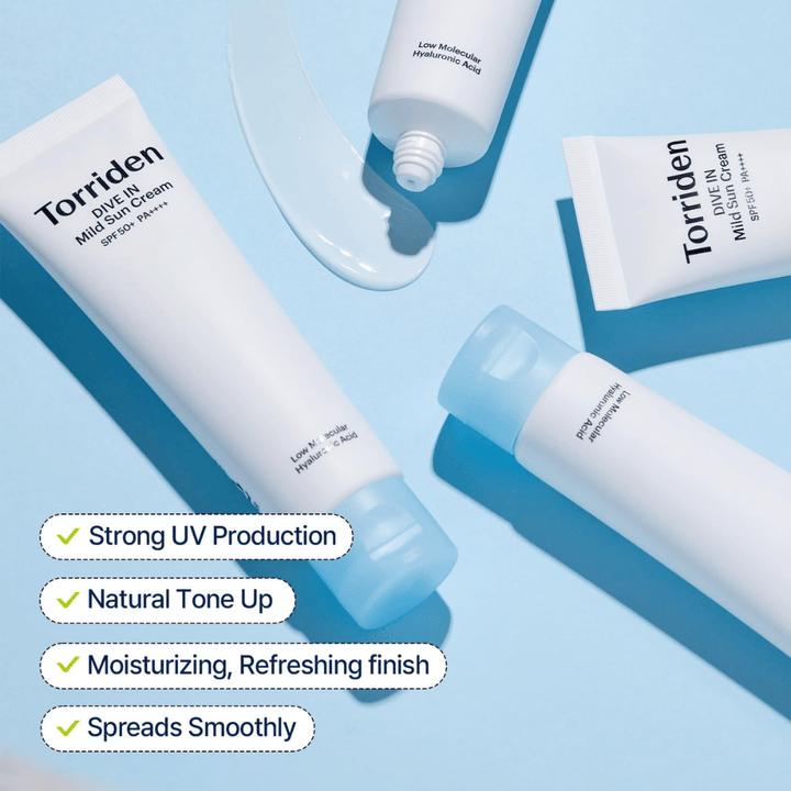 Várias embalagens em tubo de Torriden DIVE-IN Mild Sun Cream estão espalhadas sobre um fundo azul com um pouco de produto espalhado. O texto destaca benefícios como proteção UV, hidratação e aplicação uniforme.