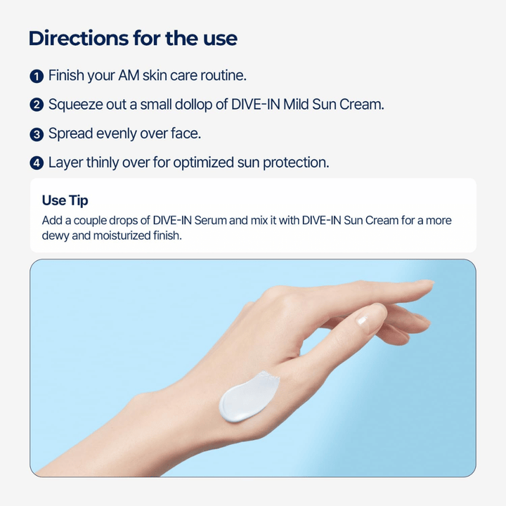 Imagem de instruções que mostra como o produto é utilizado passo a passo. Sob o texto, vê-se uma mão com uma porção de protetor solar no dorso, sobre um fundo azul-claro.