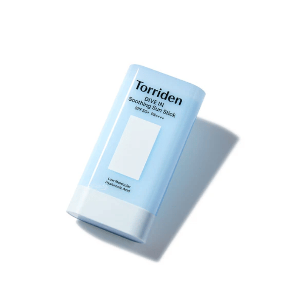 Torriden DIVE IN Soothing Sun Stick SPF50+ PA++++ fotografado em ângulo que realça o design compacto e prático.