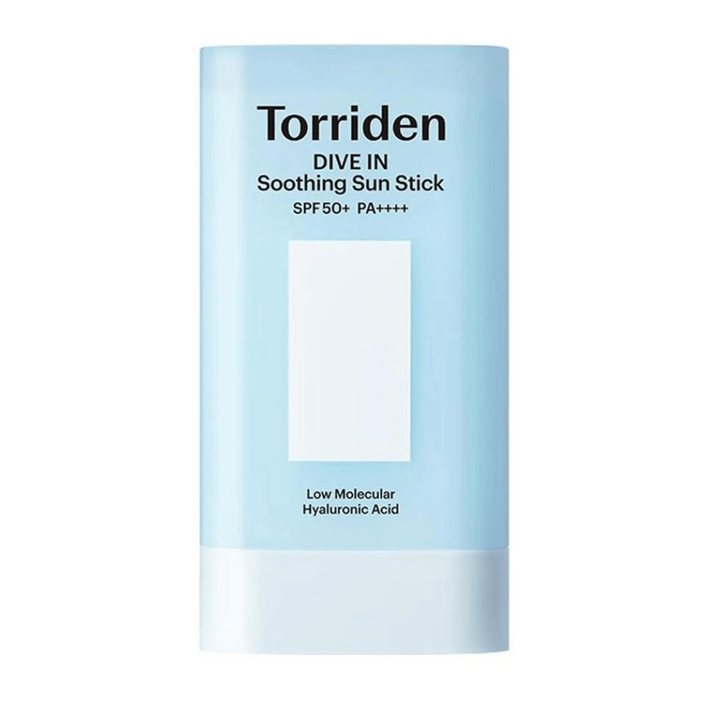 Torriden DIVE IN Soothing Sun Stick SPF50+ PA++++ com ácido hialurónico de baixo peso molecular em embalagem azul-clara sobre fundo neutro.