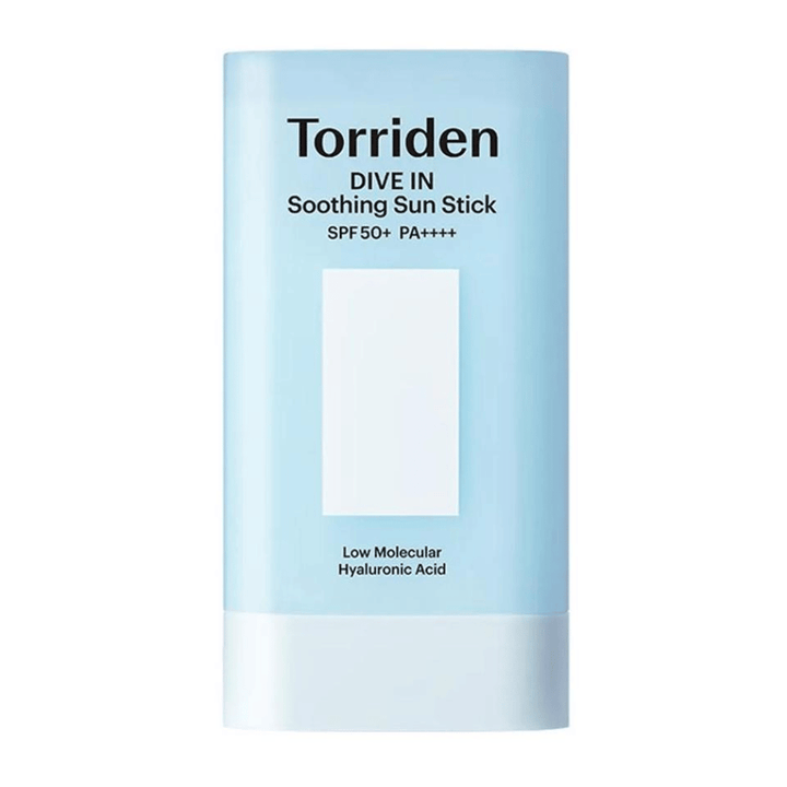 Torriden DIVE IN Soothing Sun Stick SPF50+ PA++++ com ácido hialurónico de baixo peso molecular em embalagem azul-clara sobre fundo neutro.