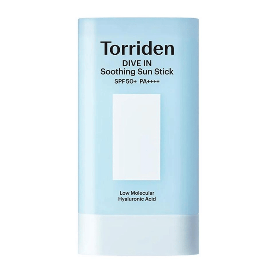 Torriden DIVE IN Soothing Sun Stick SPF50+ PA++++ com ácido hialurónico de baixo peso molecular em embalagem azul-clara sobre fundo neutro.