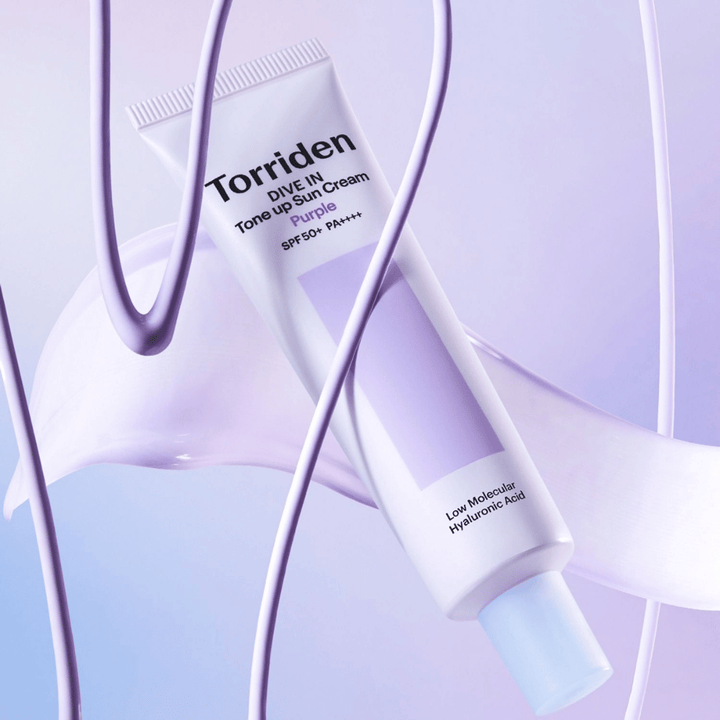 Torriden DIVE IN Tone Up Sun Cream Purple SPF50+ PA++++ apresentada num cenário criativo de produto com detalhes lilases que destacam a fórmula hidratante.