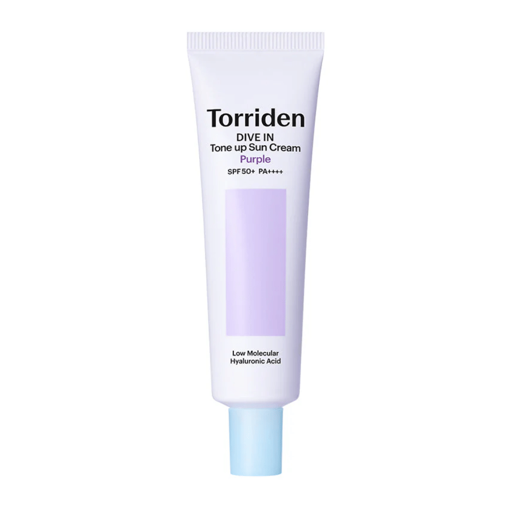 Torriden DIVE IN Tone Up Sun Cream Purple SPF50+ PA++++ em tubo branco e lilás com ácido hialurónico de baixo peso molecular sobre fundo neutro.