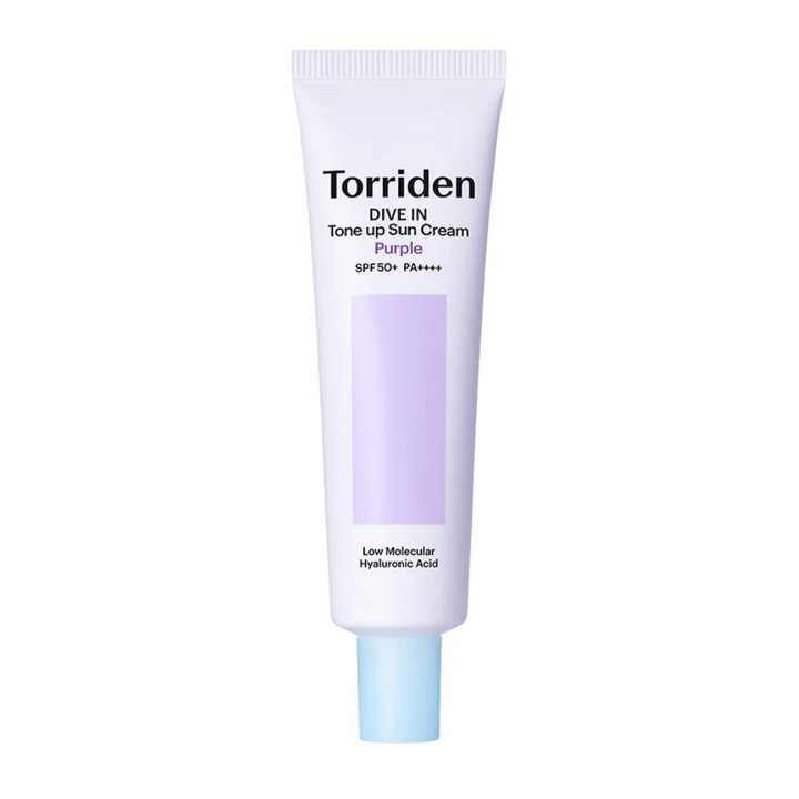 Torriden DIVE IN Tone Up Sun Cream Purple SPF50+ PA++++ em tubo branco e lilás com ácido hialurónico de baixo peso molecular sobre fundo neutro.