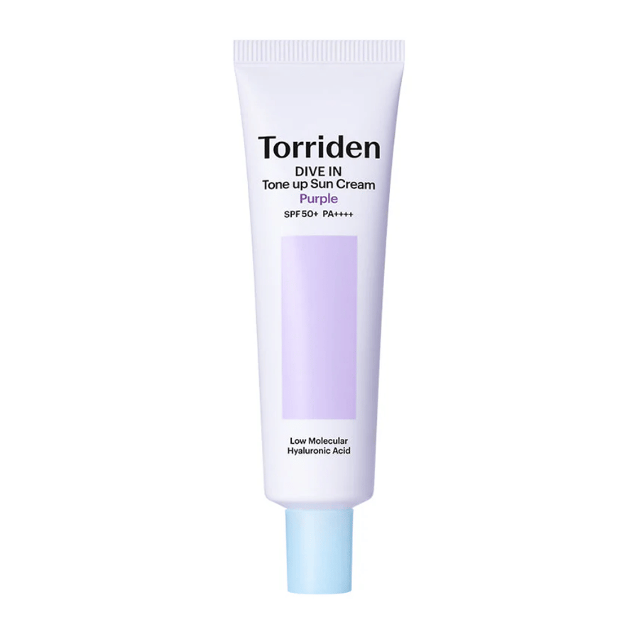 Torriden DIVE IN Tone Up Sun Cream Purple SPF50+ PA++++ em tubo branco e lilás com ácido hialurónico de baixo peso molecular sobre fundo neutro.