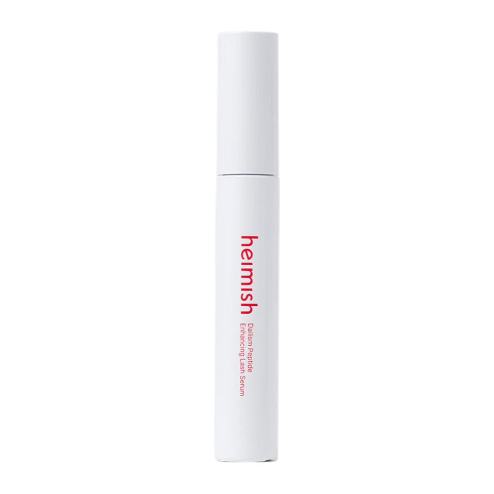 Imagem do produto de Heimish Dailism Peptide Enhancing Lash Serum sobre um fundo claro. O sérum de cuidado das pestanas é apresentado numa embalagem branca elegante, com foco no cuidado diário e no efeito fortalecedor para as pestanas.