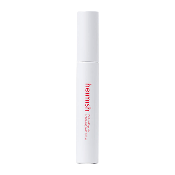 Imagem do produto de Heimish Dailism Peptide Enhancing Lash Serum sobre um fundo claro. O sérum de cuidado das pestanas é apresentado numa embalagem branca elegante, com foco no cuidado diário e no efeito fortalecedor para as pestanas.