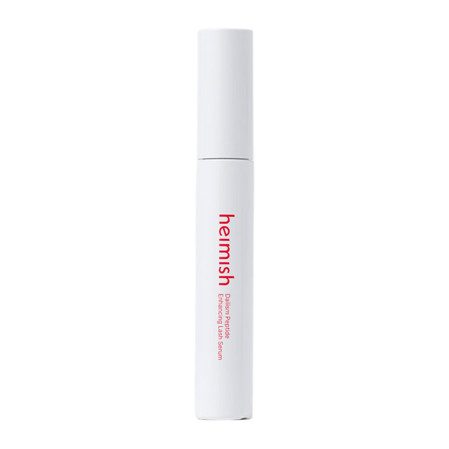 Imagem do produto de Heimish Dailism Peptide Enhancing Lash Serum sobre um fundo claro. O sérum de cuidado das pestanas é apresentado numa embalagem branca elegante, com foco no cuidado diário e no efeito fortalecedor para as pestanas.