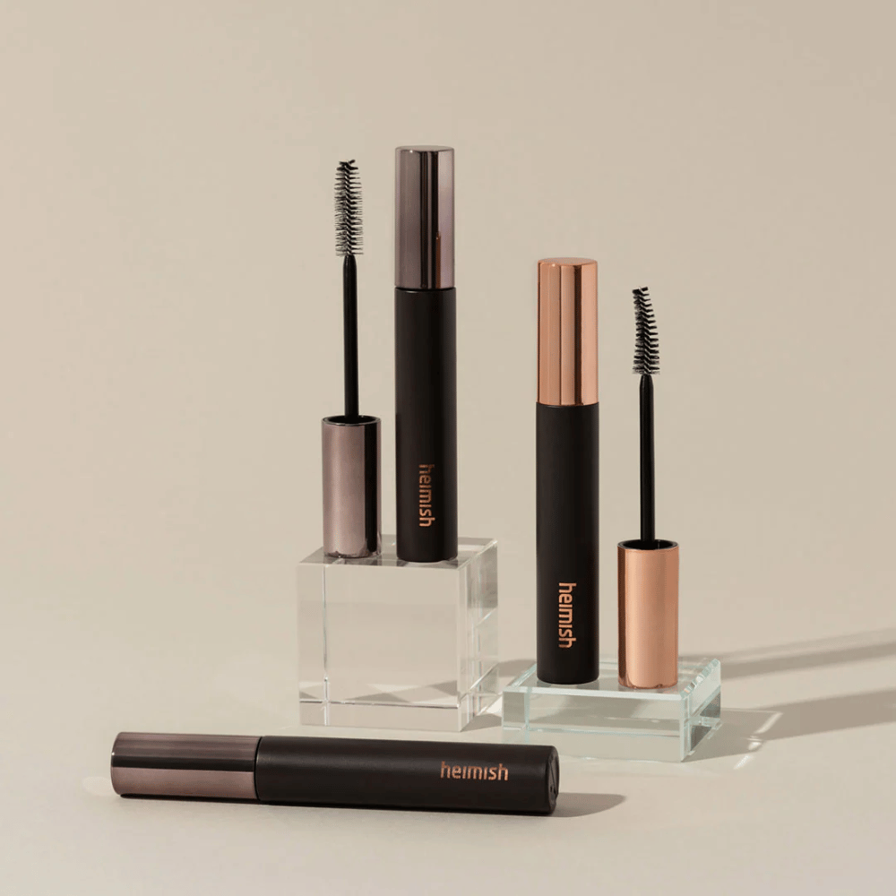 Heimish Dailism Smudge Stop Mascara com escovas visíveis que mostram a diferença entre escova de volume e de curling.