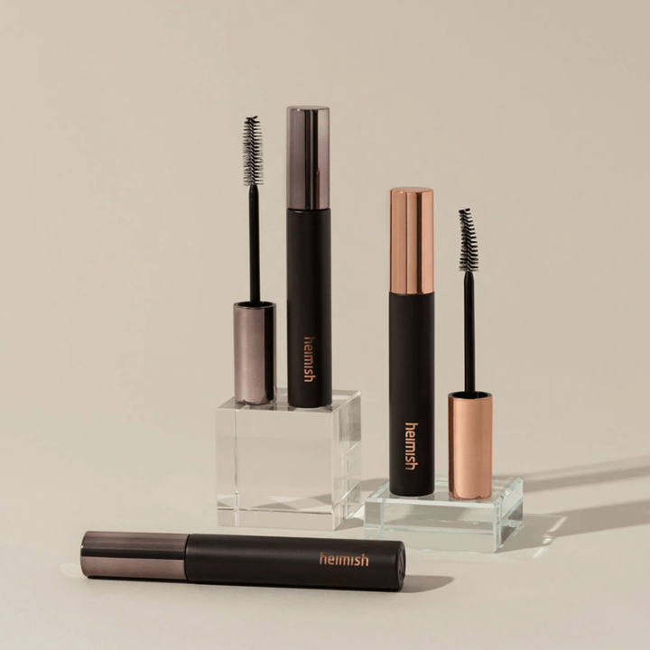Heimish Dailism Smudge Stop Mascara com escovas visíveis que mostram a diferença entre escova de volume e de curling.