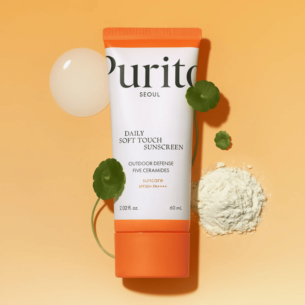 Purito Daily Soft Touch Sunscreen é um protetor solar com SPF50+ PA++++ que protege a pele de forma eficaz contra os raios UV. Contém cinco ceramidas para fortalecer a barreira cutânea e Centella Asiatica para efeito calmante. Fórmula leve que é rapidamente absorvida sem deixar uma sensação pegajosa. Adequado para todos os tipos de pele, incluindo pele sensível. Vegano e cruelty-free.