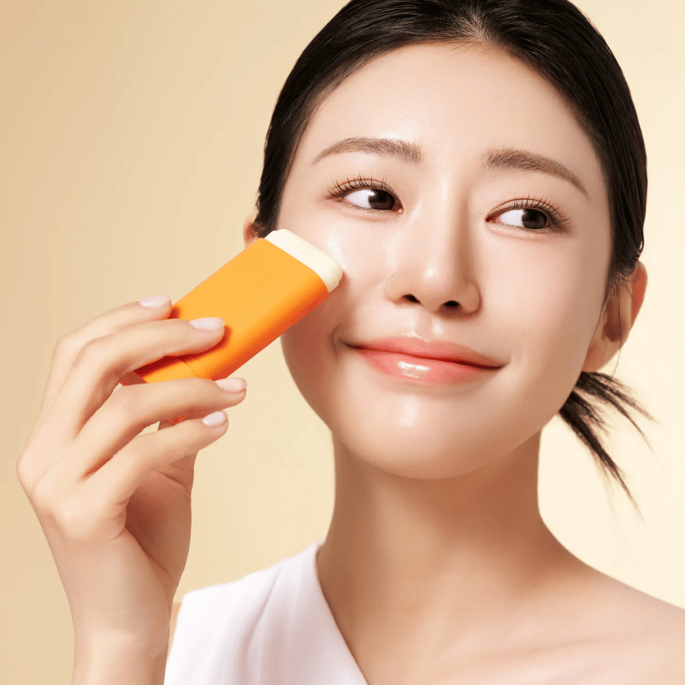Purito Daily Soft Touch Sunscreen Stick é fácil de aplicar diretamente na pele – sem bagunça ou resíduos brancos. É perfeito para pele sensível e oferece proteção solar sedosa com SPF50+ PA++++.