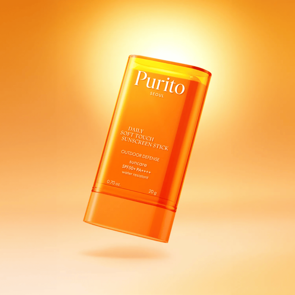 Purito Daily Soft Touch Sunscreen Stick com SPF50+ PA++++ oferece proteção resistente à água contra UVA/UVB. A fórmula leve desliza suavemente sobre a pele sem deixar resíduos – perfeito para proteção diária ao ar livre.