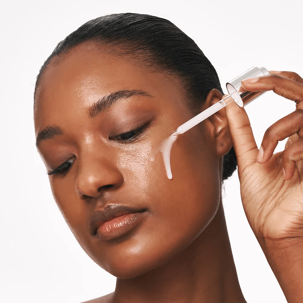 Pessoa aplica Deep Collagen Power Boosting Cream in Serum na bochecha com pipeta. O sérum proporciona uma pele mais firme, hidratada e luminosa.