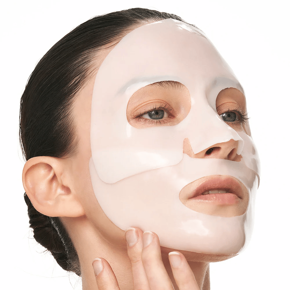 Mulher com Sungboon Editor Deep Collagen Power Boosting Mask em hidrogel, um Sheet mask hidratante que fortalece a elasticidade da pele.