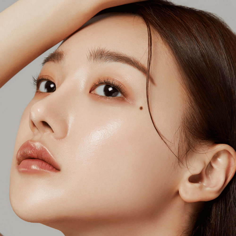 Close-up de pele radiante – resultado de Medicube Deep Lifting Peptide Eye Cream que fortalece a elasticidade da pele e hidrata.