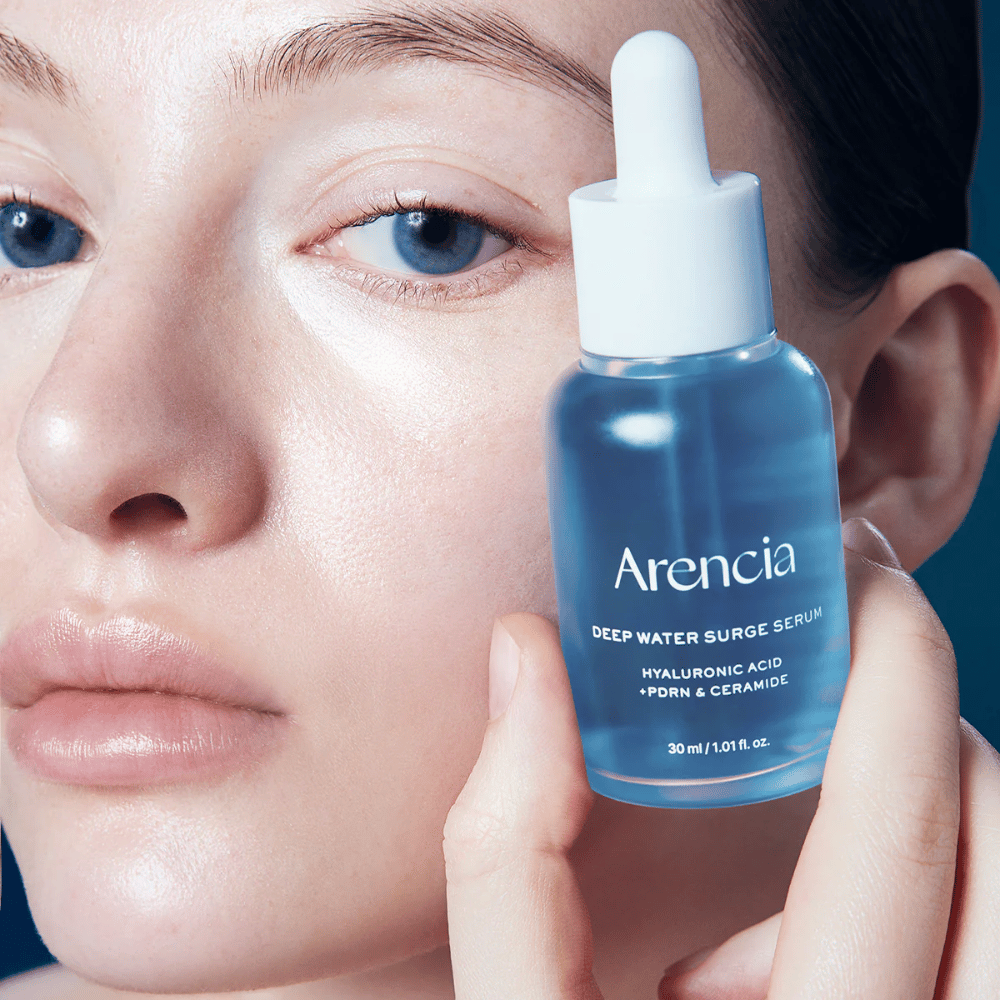 Modelo aplica Arencia Deep Water Surge Serum – sérum hidratante coreano com ácido hialurônico, PDRN e ceramidas que acalmam a pele sensível e fortalecem a barreira cutânea.