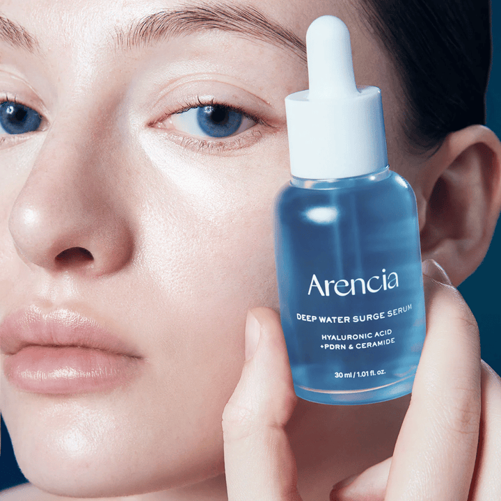 Modelo aplica Arencia Deep Water Surge Serum – sérum hidratante coreano com ácido hialurônico, PDRN e ceramidas que acalmam a pele sensível e fortalecem a barreira cutânea.