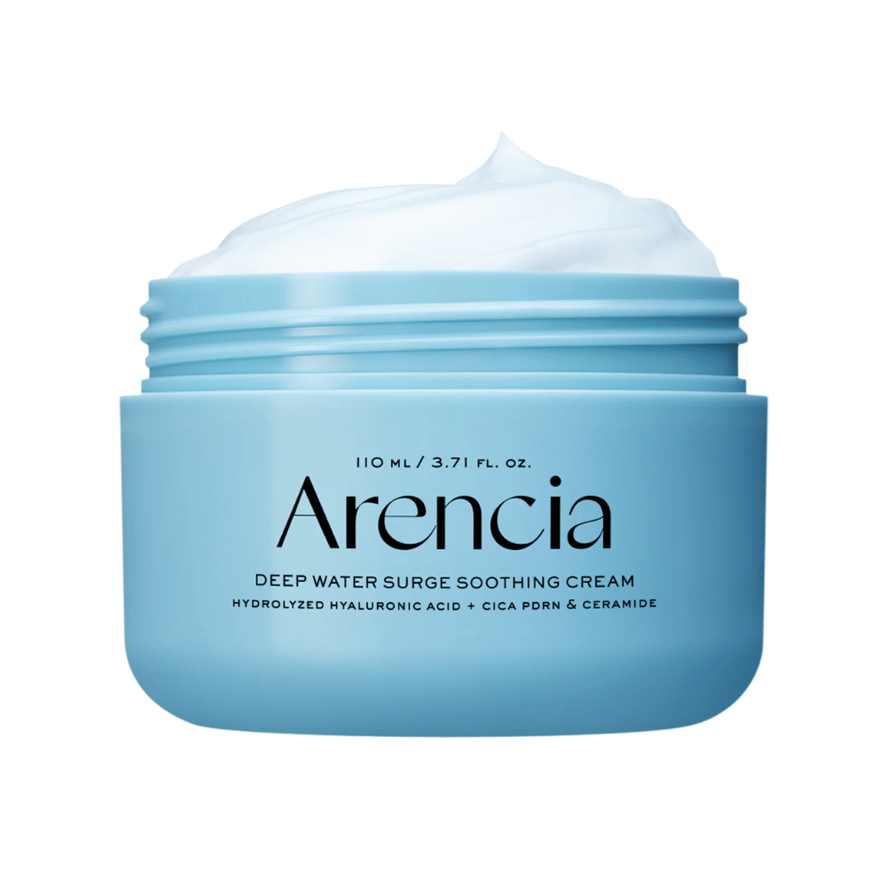 Close-up de Arencia Deep Water Surge Soothing Cream mostrando a consistência suave e refrescante do creme para hidratação profunda de pele seca e sensível.